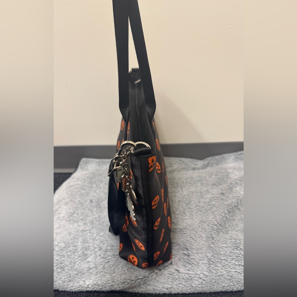 Harvey’s Seatbelt Bag Disney Nightmare Before Christmas - Picture 4 of 12